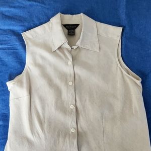 Van Heusen women's sleeveless blouse.